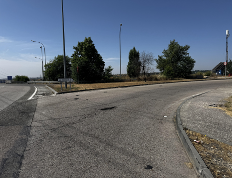 Bache en la entrada de La Moraleja: dos meses sin arreglo